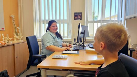 Auftakt für die kinderorthopädische Sprechstunde von Fachärztin Lilit Danielyan am 04.09.2024 im Ärztehaus Flöha. Schon am ersten Tag war die Sprechstunde sehr gut frequentiert. Foto: I. Schreiber/LMK