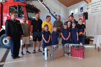 20 Jugendfeuerwehr-Helme und zwei Schlauchkörbe für die Kinderfeuerwehr konnten mit Spenden des Lionsclubs und der WiFF beschafft werden. Foto: privat