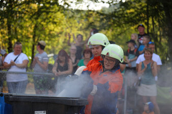 Bei einer Übung löschte die Jugendfeuerwehr eine brennende Mülltonne. Foto: Erik Frank Hoffmann