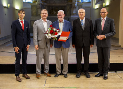 V.l. Dirk Helbig (Sparkasse), Landrat Sven Krüger, Preisträger Dr. Hans Weiske, Jürgen Bellmann (Freiberger Altertumsverein e.V.), Prof. Hans-Ferdinand Schramm (Sparkasse). Foto: Sparkasse Mittelsachsen