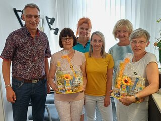 Oberbürgermeister Volker Holuscha (l.) verabschiedete die Zahnärztinnen Silvia Friedrich und Ilona Hey. 