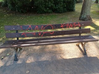 Vandalismus und Sachbeschädigungen an einer Parkbank. Foto: Stadtverwaltung Flöha