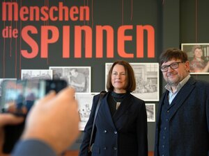 Die Planerin des Planungsbüro Atelier n4 Barbara Graupner und Historiker Herr Mike Huth in der Ausstellung. Foto: Stadtverwaltung Flöha/ Erik Frank Hoffmann