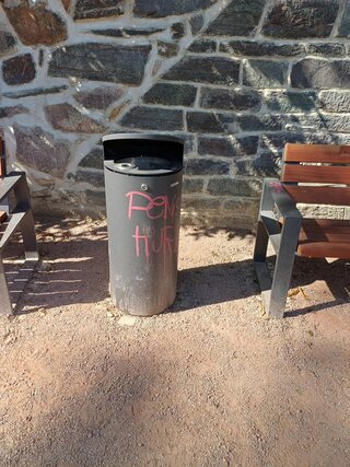 Vandalismus und Sachbeschädigungen an einem Mülleimer. Foto: Stadtverwaltung Flöha