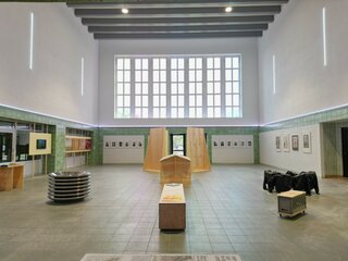 Die sanierte Bahnhofshalle beherbergt bis zum 03. August die Ausstellung „Verstrickungen“ des Instituts für Auslandsbeziehungen (ifa). Foto: Stadtverwaltung Flöha/ Erik Frank Hoffmann