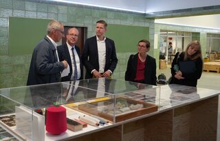 Am Schaukasten zur Baumwollgeschichte im Kunstbahnhof. Bild: Stadtverwaltung Flöha