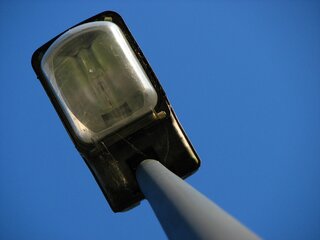 Eine einzeln stehende Straßenlaterne. Bild: Pixabay/ Thomas Didgeman