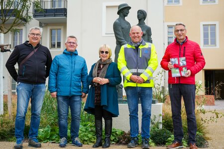 Bauhofleiter Stanimir Enew, Bauamtsleiter André Stefan, die Tochter des Künstlers Prof. Dr. Eva Maria Kohl, Bauleiter der Firma Schuck Bau Ulrich Rösch und Flöhas Oberbürgermeister Volker Holuscha stehen vor der enthüllten Plastik von Gottfried Kohl auf dem freigegebenen Teilstück des Marktplatzes. Foto: Stadtverwaltung Flöha/ Erik Frank Hoffmann
