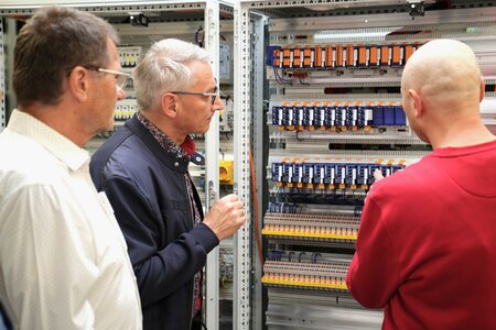 Der Angestellte Tilo Kulhavy (r.) erklärt Oberbürgermeister Volker Holuscha (Mitte)  und W&S-Geschäftsführer Steffen Stier (l.) einen im Aufbau befindlichen Schaltschrank. Foto: Stadtverwaltung Flöha/ Erik Frank Hoffmann