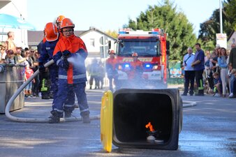 Zuvor zeigte die Jugendfeuerwehr ihr Können in der Brandbekämpfung eines in Brand geratenen Abfallcontainers. Foto: Stadtverwaltung Flöha/ Erik Frank Hoffmann