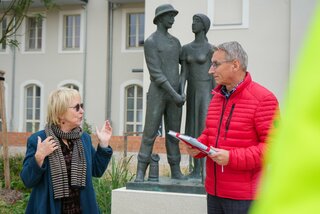Prof. Dr. Eva Maria Kohl (l.) überreichte Oberbürgermeister Volker Holuscha (r.) einen Bildband mit den Werken ihres Vaters zur Teileröffnung des Marktplatzes. Foto: Stadtverwaltung Flöha/ Erik Frank Hoffmann