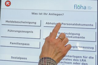 Eine Person bedient das Anmeldeterminal in der Stadtverwaltung Flöha. Foto: Stadtverwaltung Flöha/ Erik Frank Hoffmann/ Archiv