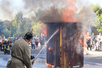 Am Nachmittag kam auch die historische Löschgruppe der Feuerwehr Flöha zum Einsatz um einen Brand einer Hütte zu bekämpfen. Foto: Stadtverwaltung Flöha/ Erik Frank Hoffmann