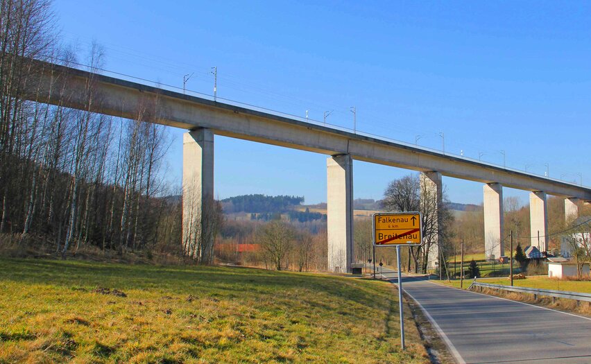 Durch eine 1987 bis 1992 erbaute geradlinige Neubautrasse mit zwei modernen Talbrücken konnte der von zunehmenden Verschleißerscheinungen betroffene Hetzdorfer Viadukt außer Dienst gestellt werden. Im Bild die Talbrücke über den Hetzbach.