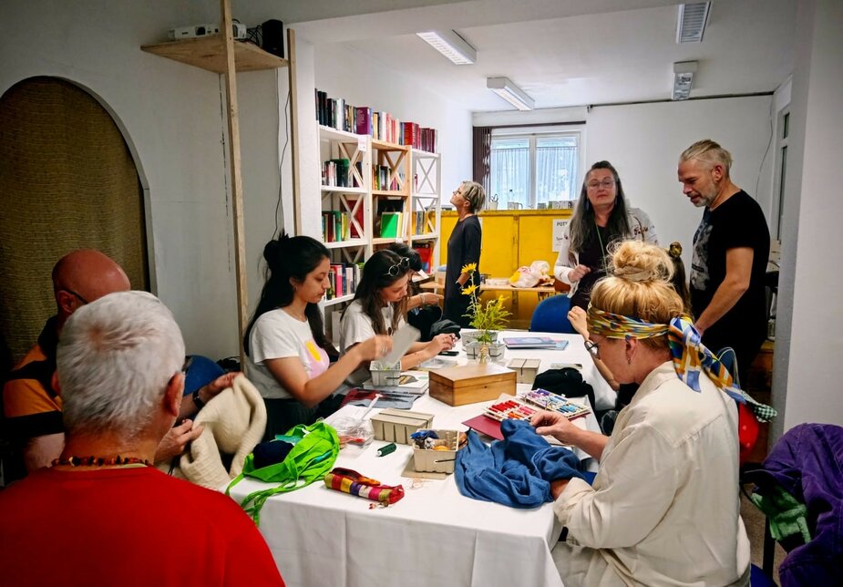 Beim Workshop „FLICK DEIN ZEUG!“ - Reparaturrunde mit UndoYarn am Freitag wurde viel gelacht und repariert. Foto: Stadtverwaltung Flöha