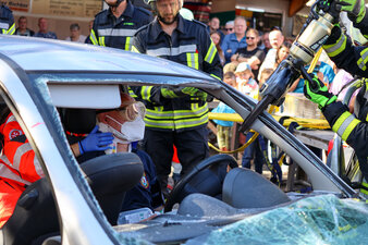 Zur patientengerechten Rettung wurde auch das Dach des Autos entfernt. Foto: Stadtverwaltung Flöha/ Erik Frank Hoffmann