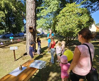 Das Park-Maskottchen „Putzi“ begrüßt die Kinder. Foto: Heimatverein Falkenau