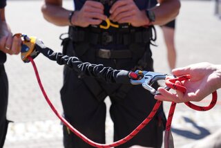 Schnelle und verlässliche Sicherungsmöglichkeiten für die Arbeit im Rettungskorb. Foto: Stadtverwaltung Flöha/ Erik Frank Hoffmann
