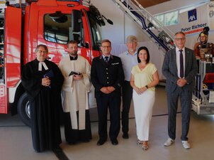 Segnung der Drehleiter unter Anwesenheit des evangelischen Pfarrers Butter und des katholischen Pfarrers Goth, sowie der Landtagsabgeordneten Susan Leithoff und 2. Beigeordneten des Landkreises Mittelsachen Jörg Höllmüller. Foto: Knut Berger