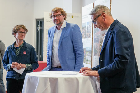 Juliane Naumann (vlnr) – Geschäftsführerin Zentrum für Baukultur Sachsen gGmbH, Boris Harbaum – Referent - Referat 52 – Stadtentwicklung und EU-Förderung im Sächsischen Staatsministerium für Infrastruktur und Landesentwicklung und Flöhas Oberbürgermeister Volker Holuscha hielten zur Finissage eine Abschlussrede. Foto: Stadtverwaltung Flöha/ Erik Frank Hoffmann