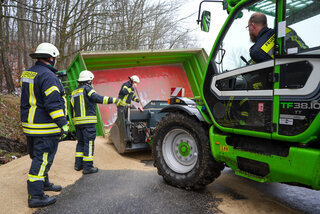 Ein Anhänger kippte am Freitag auf die S223. Foto: Stadtverwaltung Flöha/ Erik Frank Hoffmann 