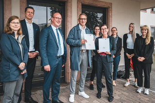 Annette Rothenberger-Temme übergibt OB Volker Holuscha die Fördergeldbescheide. Bild: SMIL/ Sack-Engelbrecht