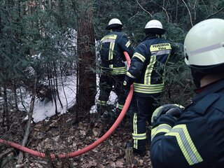Mittels Schaum wurde ein erneutes Aufflammen verhindert. Foto: Stadtverwaltung Flöha/ Erik Frank Hoffmann