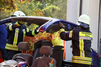 Mit einem hydraulischen Rettungsgerät aus Schere und Spreizer wurden unter anderem die Türen eines Autos entfernt und das Dach abgenommen. Foto: Erik Frank Hoffmann