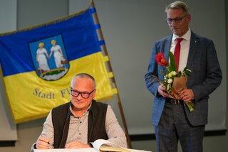 Thomas Engel wurde für seine Verdienste im Förderverein der Oberschule und beim Minigolf des TSV 1848 im Ehrenbuch eingetragen. Foto: Stadtverwaltung Flöha/ Erik Frank Hoffmann