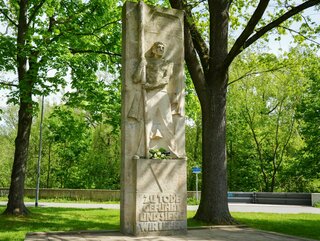 Oberbürgermeister Volker Holuscha und Vertreter der Stadtverwaltung gedachten am Mahnmal für die Opfer des Faschismus. Foto: Stadtverwaltung Flöha/ Erik Frank Hoffmann