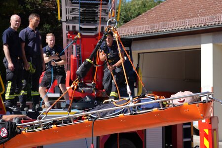 Bei der Produktvorführung wurden Leinen mit Umlenkrollen und Sicherung an der Drehleiter befestigt und eine Person in einer Trage nach oben gezogen. Foto: Stadtverwaltung Flöha/ Erik Frank Hoffmann