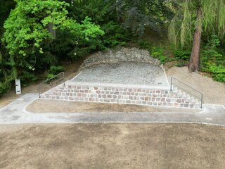 Die instandgesetzte Natursteinbühne im Baumwollpark. Foto: Stadtverwaltung Flöha/ Erik Frank Hoffmann