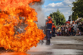 Mittels Schaum wurde ein Feuer gelöscht. Foto: Stadtverwaltung Flöha/ Erik Frank Hoffmann