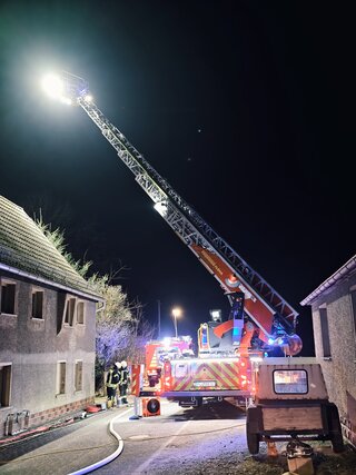 45 Einsatzkräfte der Feuerwehren Flöha und Falkenau mit neun Fahrzeugen, der Rettungsdienst und die Polizei waren vor Ort. Foto: Stadtverwaltung Flöha/ Erik Frank Hoffmann